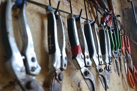 alicates, eines, tisores, poda, treballar, artesania, artesanies, metall, conjunt, agricultura, vintage, penjant, cap gent, en fila, gran grup d'objectes, elecció, a l'interior, costat a costat, primer pla, variació, arranjament, funció de construcció de parets, abundància, col · lecció, enfocament selectiu, dia, ordre, seguretat, centrar-se en primer pla, natura morta, acer, clau clau, 2K, CC0, domini públic, lliure de regalies