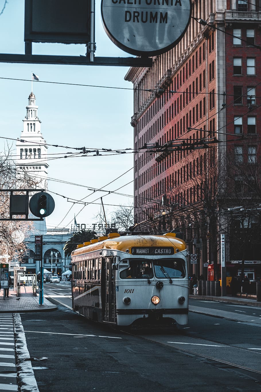 tramvia a la intersecció, vehicle, autobús, transport, ciutat, carretera, humà, persona, tramvia, asfalt, carrer, vianants, metròpolis, urbà, edifici, centre de la ciutat, tren, san francisco, cotxe, manera de transport, exterior de l'edifici, arquitectura, estructura construïda, vehicle terrestre, transport públic, carrer de la ciutat, telefèric, automòbil, persones incidentals, cel, vida de ciutat, viatjar, dia, a l'aire lliure, autobús de dos pisos, pista, rellotge, exterior d’edifici d’oficines, 5K