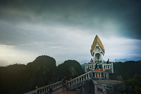 Antenne, Fotografie ansehen, Berge, wolkig, Himmel, die Architektur, Buddha, Gebäude, Schloss, Cliff, dunkle Wolken, Dämmerung, Tageslicht, Abend, Wahrzeichen, Landschaft, Berg, Religion, Steintreppe, Sommer-, Sonnenuntergang, Tempel, Thailand, Tourismus, traditionell, Bäume, Wasser, Anbetung, gebaute Struktur, Gebäudehülle, Natur, wolke - himmel, Baum, Pflanze, keine Leute, Verbindung, Geschichte, Glauben, Reiseziele, die Vergangenheit, Brücke, Spiritualität, draußen, 4K, CC0, gemeinfrei, lizenzfrei