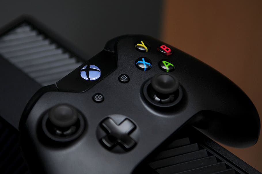 xbox, controleur, videospellen, pret, vermaak, voorwerpen, technologie, controle, communicatie, detailopname, afstandsbediening, binnenshuis, Draadloze technologie, zwarte kleur, kunst cultuur en entertainment, geen mensen, verbinding, studio opname, enkel object, televisietoestel, telefoon, ontspanning, afgelegen, uitrusting, keuze, druk op de knop, keypad, elektrische apparatuur, zilverkleurig, 4K