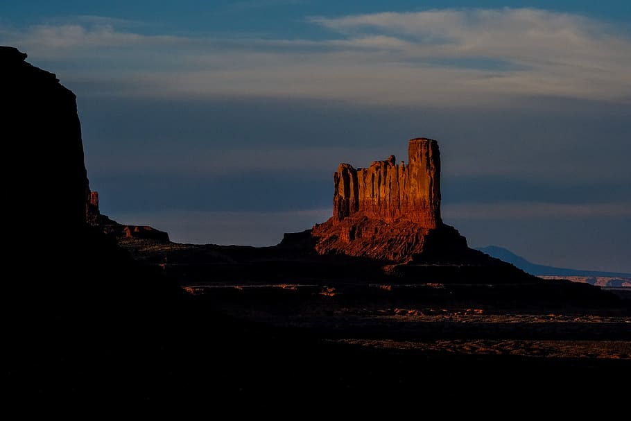 montaña rocosa, naturaleza, al aire libre, colina baja, acantilado, meseta, paisaje, Desierto, restos, cielo, cielo Rojo, puesta de sol, amanecer, oscuridad, la carretera, autopista, camino, suelo, panorámico, edificio, nube - cielo, rock, formacion de roca, roca - objeto, belleza en la naturaleza, escena tranquila, tranquilidad, sólido, nadie, escena no urbana, paisajes - naturaleza, geografía Física, tierra, geología, remoto, idílico, destinos de viaje, erosionado, formación, 5K