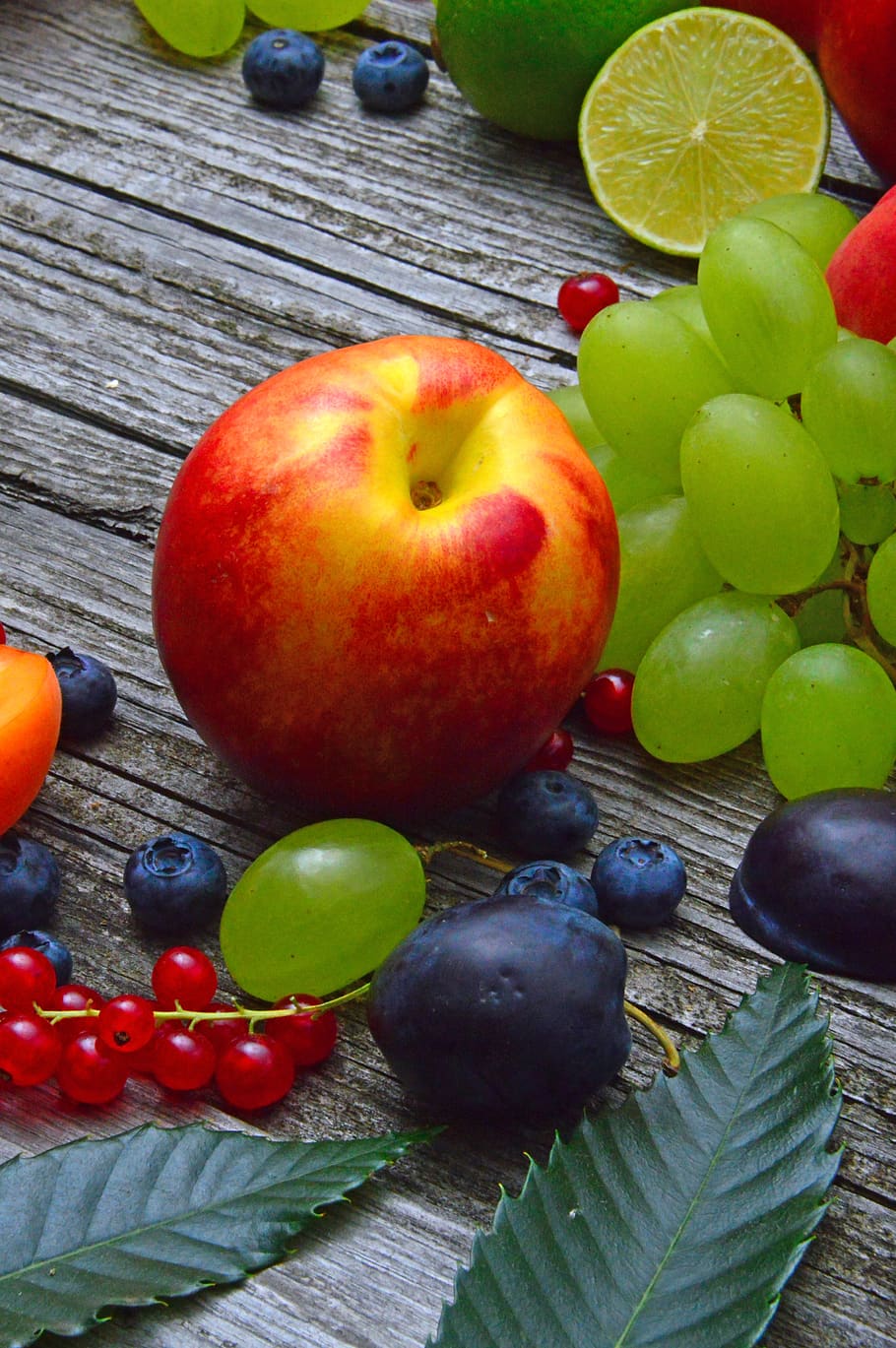 frutta, melone, pesca, uva, albicocca, salutare, cibo, anguria, rosso, bene, fresco, succoso, verde, dolce, maturo, affettato, ricreazione, vitalità, vitamine, rinfreschi, estate, umore, colore, profumo, mangiare sano, cibo e bevande, benessere, freschezza, mela - frutto, legno - materiale, nessuno, natura morta, tavolo, foglia, vista dall'alto, parte vegetale, colore verde, avvicinamento, in casa, giorno, Mela, 5K