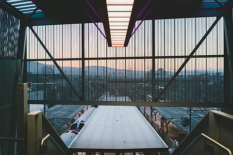 edificio interno, costruzione, architettura, Svizzera, zurigo, illuminazione, edificio per uffici, interior design, in casa, zürich hardbrücke, finestra, centro Congressi, campagna, all'aperto, natura, rurale, riparo, tenda, lucernario, tramonto, trasparente, vetro - materiale, struttura costruita, giorno, nessuno, mezzi di trasporto, acqua, modo di trasporto, luce del sole, cielo, moderno, soffitto, ringhiera, 8K, CC0, dominio pubblico, privo di copyright