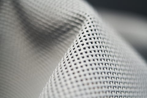 stoff, grå, mønster, tekstur, tekstil, geometri, moderne, design, dekor, flate, abstrakt, hvit, geometrisk, dekorasjon, figur, dekorative, bakgrunn, makro, krympe, veving, mykhet, detalj, vakker, selektiv fokusering, nærbilde, strukturert, metall, innendørs, ingen folk, full ramme, sølvfarget, kunstkultur og underholdning, hull, teknologi, gjentakelse, skinnende, stilleben, netting, stål, lær, 8K, CC0, offentlig domene, opphavsrett gratis