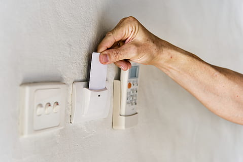 la personne, insertion, magnétique, carte, lecteur, accès, hébergement, main, insérer, carte-clé, main humaine, partie du corps humain, une personne, à l'intérieur, fermer, couleur blanche, contrôle, construction de murs, en portant, électricité, ajustement, La technologie, partie du corps, thermostat, équipement, adulte, conservation de l'environnement, intérieur de la maison, doigt, bouton poussoir, équipement électrique, source de courant, 4K, CC0, domaine public, libre de droits