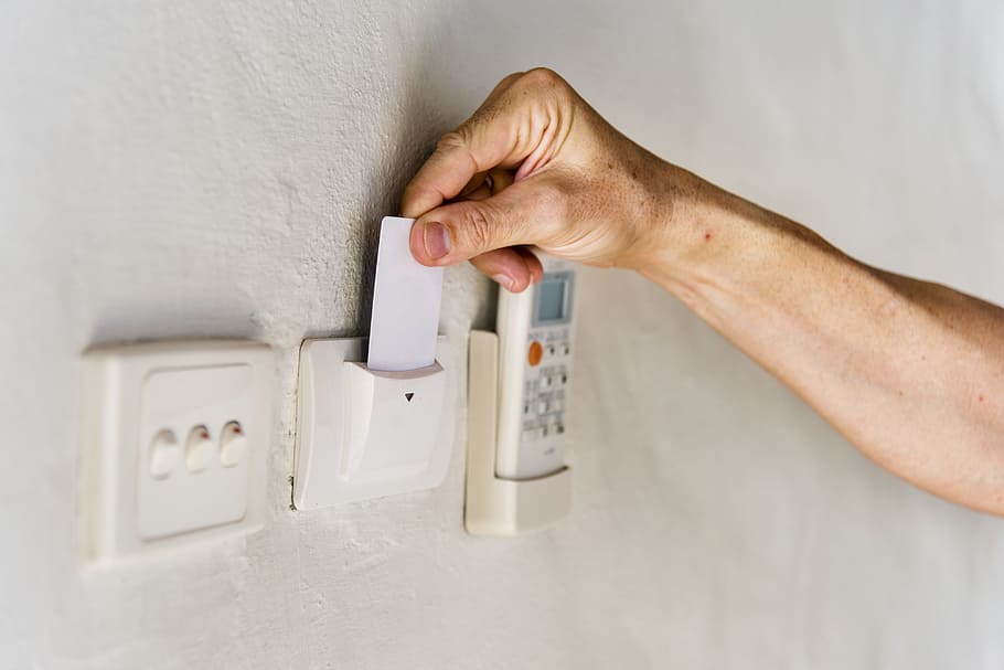 person, indsættelse, magnetisk, kort, læser, adgang, indkvartering, hånd, indsætte, nøglekort, menneskelig hånd, menneskelig kropsdel, en person, indendørs, tæt på, hvid farve, kontrollere, murbygningsfunktion, bedrift, elektricitet, justering, teknologi, kropsdel, termostat, udstyr, voksen, miljøbeskyttelse, hjem interiør, finger, trykknap, elektrisk udstyr, Strømforsyning, 4K