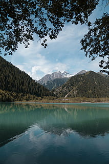 claro, río, junto a, verde, bosque, nubes, luz, hierba, paisaje, montañas, naturaleza, reflexiones, escénico, cielo, nieve, arboles, agua, montaña, belleza en la naturaleza, paisajes - naturaleza, lago, nube - cielo, escena tranquila, reflexión, árbol, tranquilidad, frente al mar, planta, cordillera, nadie, idílico, escena no urbana, día, pico de la montaña, 5K, CC0, dominio público, libre de derechos
