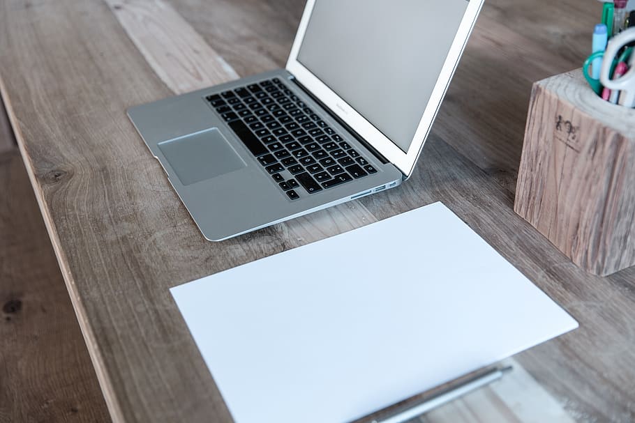 MacBook air, vedle, bílý, papír, pero, hnědý, dřevěný, stůl, lavice, laptop, notebook, papírnictví, technologie, bezdrátové technologie, sdělení, počítač, spojení, dřevo - materiál, přenosné informační zařízení, nikdo, uvnitř, nábytek, přenosnost, vysoký úhel pohledu, pomocí přenosného počítače, Internet, počítačové vybavení, den, kopie prostor, stříbrné barvy, 5K