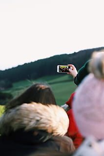 caminar, bosc, arbre, arbres, viatge, explorar, descobrir, iphone, telèfon, amics, família, noia, dona, noi, home, selfie, tecnologia, llum, naturalesa, verd, persones reals, cel, grup de persones, dones, vista del darrere, activitat d'oci, estils de vida, adult, activitat, homes, dia, gent, cel clar, còpia espai, temes de fotografia, fotografiar, enfocament selectiu, muntanya, terra, a l'aire lliure, 5K, CC0, domini públic, lliure de regalies
