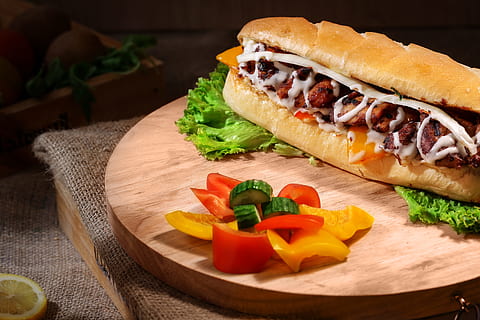 Sandwich, Rindfleisch, Brot, köstlich, Abendessen, Lebensmittel, Mittagessen, Mahlzeit, lecker, Essen und Trinken, Gemüse, gesundes Essen, Frische, Obst, Tomate, fertig für den Verzehr, drinnen, Fleisch, Wohlbefinden, Fokus auf den Vordergrund, Fast Food, Grüner Salat, keine Leute, Scheibe, Snack, Essen herausnehmen, 5K, CC0, gemeinfrei, lizenzfrei