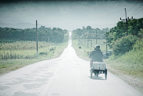 cuba, transport, én person, utsikt bakover, vei, transportmiddel, ekte folk, tre, veien forover, retning, natur, land kjøretøy, sitter, dag, menn, anlegg, himmel, medisinsk utstyr, rullestol, livsstil, utendørs, synkende perspektiv, riding, 4K, CC0, offentlig domene, opphavsrett gratis