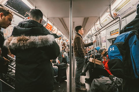 homme à cheval, la personne, Humain, Vêtements, chaussure, train, New York, foule, personnes, transport, véhicule, métro, Terminal, gare, homme, sac à dos, séance, un pantalon, manteau, groupe de personnes, mode de transport, intérieur du véhicule, passager, Hommes, transport public, Voyage, Vrais gens, navetteur, Transport ferroviaire, train - véhicule, permanent, adulte, périple, femmes, siège du véhicule, groupe moyen de personnes, 5K, CC0, domaine public, libre de droits