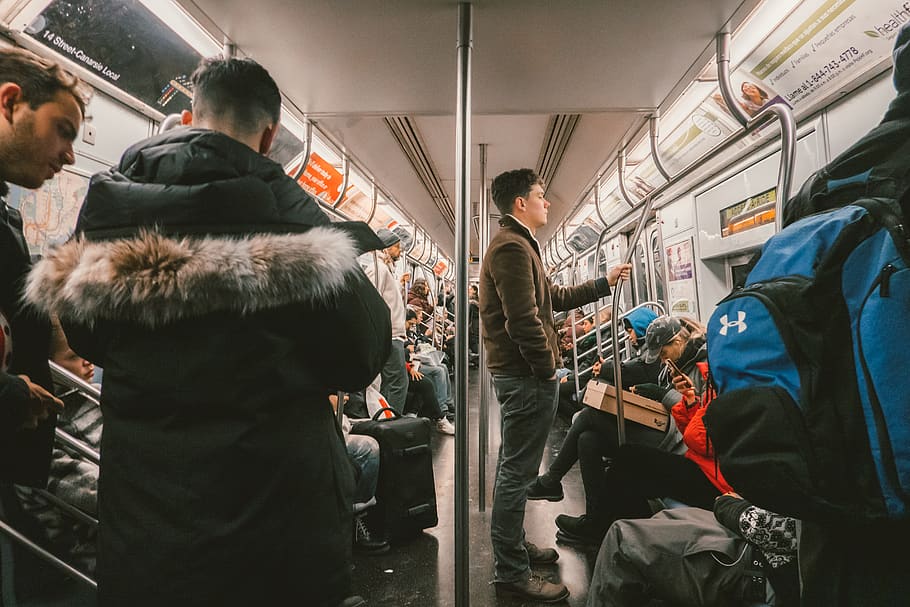 hombre montando tren, persona, humano, ropa, vestir, calzado, zapato, entrenar, Nueva York, multitud, gente, transporte, vehículo, subterraneo, terminal, estación de tren, hombre, mochila, sentado, pantalones, capa, grupo de personas, modo de transporte, interior del vehículo, pasajero, hombres, transporte público, viaje, gente real, viajero diario al trabajo, transporte ferroviario, tren - vehículo, en pie, adulto, mujer, asiento del vehículo, grupo mediano de personas, metro, 5K