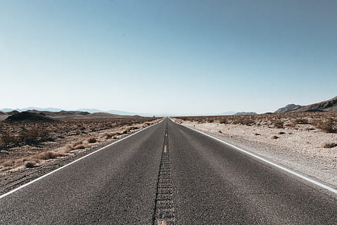 carretera buida, asfalt, cel blau, núvols, la llum del dia, sec, buit, herba, carretera, horitzó, calenta, paisatge, carrils, llarg, naturalesa, a l'aire lliure, sorra, escènic, cel, sòl, recta, manera, el camí a seguir, direcció, perspectiva decreixent, transport, cel clar, punt de fuga, medi ambient, cap gent, marcatge de carreteres, escenics - natura, escena tranquil·la, tranquil·litat, dia, marcatge, desert, còpia espai, clima àrid, clima, línia divisòria, 4K, CC0, domini públic, lliure de regalies
