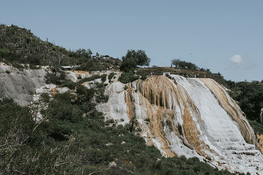 cascades al penya-segat, cascada, la llum del dia, medi ambient, paisatge, naturalesa de la mare, muntanya, naturalesa, parc natural, fotografia de natura, reserva natural, escènic, corrent, estiu, arbres, aigua, cascades, cel, arbre, planta, escenics - natura, rock, bellesa a la natura, rock - object, escena no urbana, sòlid, cap gent, dia, tranquil·litat, escena tranquil·la, vista d’angle baix, moviment, terra, formació de roca, a l'aire lliure, aigua que flueix, formació, que flueix, 5K