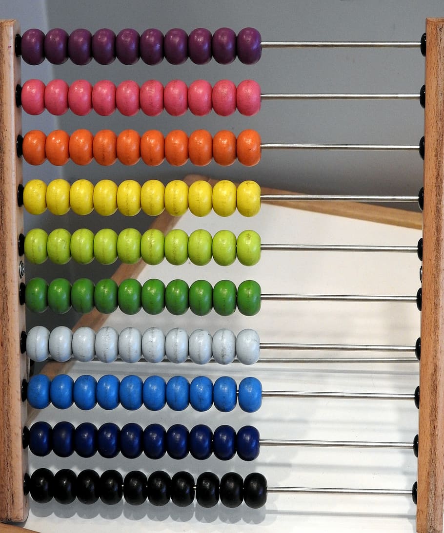 àbac, escola, matemàtiques, educació, àbac acolorit, aprendre a comptar, material escolar, l'estudi del recompte, pierwszoklasisty, preescolar, multicolor, taló, material de fusta, comptar, en fila, infància, a l'interior, aprenentatge, primer pla, natura morta, càlcul, negocis, joguina, gran grup d'objectes, ordre, taula, nombre, 4K
