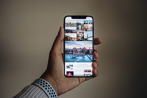 osoba posiadająca smartphone, telefon, ekran, trzymać, Popatrz, widok, turystyka, Ameryka, Zjednoczone państwo, przygoda, podróżować, światło, czarny, nowoczesny, tech, technologia, smartfon, dłoń, iphone x, apple iPhone, technologia bezprzewodowa, ludzka ręka, inteligentny telefon, przenośne urządzenie informacyjne, porozumiewanie się, część ludzkiego ciała, połączenie, ekran urządzenia, studio strzał, wewnątrz, cyfrowy tablet, dorosły, jedna osoba, ekran dotykowy, Internet, sieć społecznościowa, 5K, CC0, domena publiczna, darmowe zdjęcia