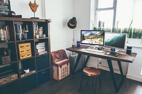 computer, browser, Onderzoek, studie, school-, bedrijf, kantoor, werk, bureau, boeken, plank, lampekap, tafel, meubilair, technologie, geen mensen, binnenshuis, interieur, stoel, dag, afwezigheid, publicatie, communicatie, boek, verlichtingsapparatuur, huiskamer, fotolijst, hout - materiaal, montuur, elektrische lamp, thuiskantoor, 5K, CC0, publiek domein, royaltyvrij