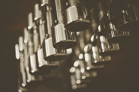 strumento di metallo grigio, lampada, lampadario, illuminazione, in casa, bicchiere, apparecchio di illuminazione, cilindro, bronzo, pavimento, strumento musicale, giuria, carillon, windchime, camera, acciaio, sfera, cristallo, rubinetto della doccia, piombatura, sigillo di cera, metallo, messa a fuoco selettiva, avvicinamento, nessuno, industria alimentare e delle bevande, cibo e bevande, ottone, di fila, brillante, rinfresco, bar - stabilimento di bevande, bere, attività commerciale, alcool, fabbrica di birra, rubinetto della birra, sospeso, macchinario, 2K, CC0, dominio pubblico, privo di copyright