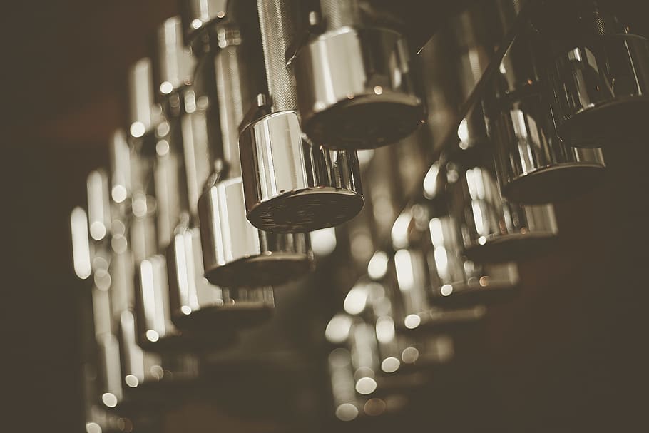 eina de metall gris, llum, aranya, il·luminació, a l'interior, vidre, cilindre, bronze, pis, instrument musical, jurat, carillon, windchime, habitació, acer, esfera, cristall, aixeta de dutxa, fontaneria, segell de cera, metall, enfocament selectiu, primer pla, cap gent, Indústria alimentària i de begudes, menjar i beguda, llautó, en fila, brillant, refresc, bar - establiment de begudes, beure, negocis, alcohol, cerveseria, aixeta de cervesa, penjant, maquinària, 2K