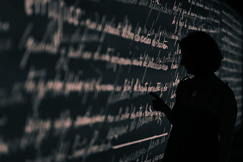 silhouette, la personne, l'écriture, planche, écrire, texte, bokeh, brouiller, scénario, silhoutte, discret, foncé, tableau noir, symbole mathématique, Les données, éducation, codage, couleur noire, nombre, mathématiques, des idées, les concepts, personnes, code binaire, pirate informatique, affaires, La technologie, Langage informatique, arrière-plans, ordinateur, la criminalité, apprentissage, intelligence, 5K, CC0, domaine public, libre de droits