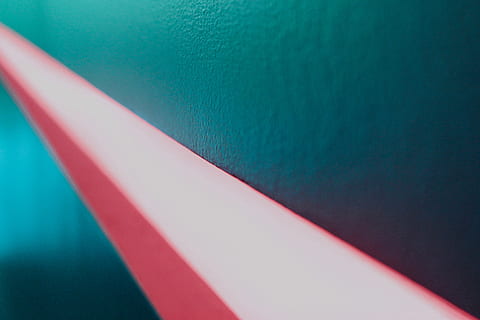 Blau, rot, Licht, Wand, abstrakt, Perspektive, Linie, Farbe, diagonal, minimal, Nahansicht, keine Leute, drinnen, Muster, Hintergründe, Vollbild, pinke Farbe, mehrfarbig, Wasser, Schwimmbad, gestreift, High Angle View, Tag, kopieren sie platz, Brechung, türkisfarben, 4K, CC0, gemeinfrei, lizenzfrei