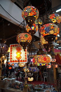 lámparas orientales, colgando, equipo de iluminación, Al por menor, en venta, decoración, mercado, iluminado, variación, multi color, elección, almacenar, centrarse en primer plano, gran grupo de objetos, puesto en el mercado, nadie, exhibición al por menor, vista de ángulo bajo, abundancia, negocio, linterna, al aire libre, venta, ligero, mercado callejero, lámpara eléctrica, techo, 5K, CC0, dominio público, libre de derechos