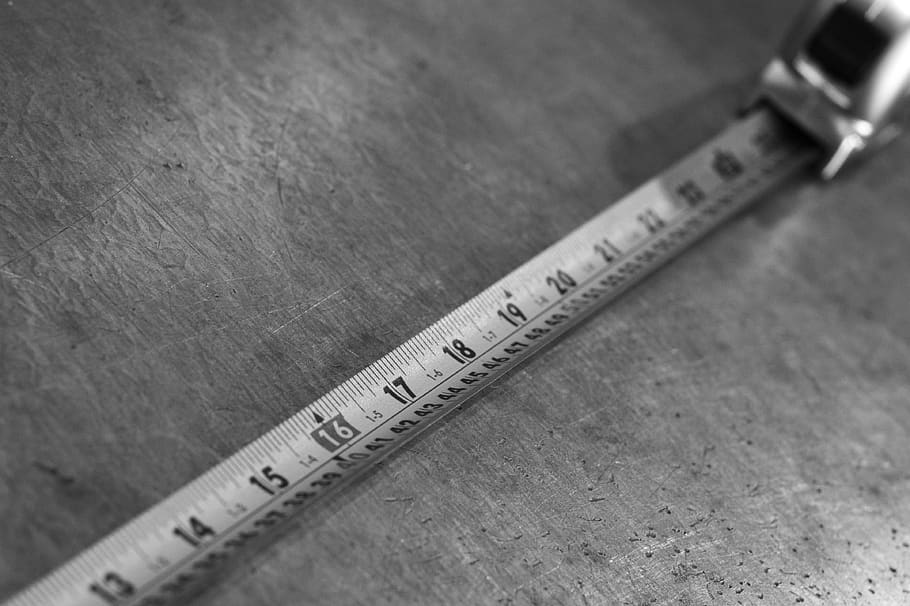Kanada, Edmonton, Messinstrument, Maßband, drinnen, Nummer, Lineal, Richtigkeit, keine Leute, Tabelle, Nahansicht, Holz - Material, Stillleben, Rahmen, Messung, Gesundheitswesen und Medizin, selektiver Fokus, Messgerät - Messinstrument, High Angle View, Fokus auf den Vordergrund, Nadel, Metall, 4K
