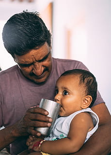 Índia, bhalsona, criança, família, bebê, infância, União, jovem, pessoas reais, segurando, adulto, machos, dentro de casa, bebida, família com uma criança, retrato, emoção, comida e bebida, Tiros na Cabeça, amor, emoção positiva, inocência, Cuidado, homens maduros, neto, avô, 5K, CC0, domínio público, royalty free