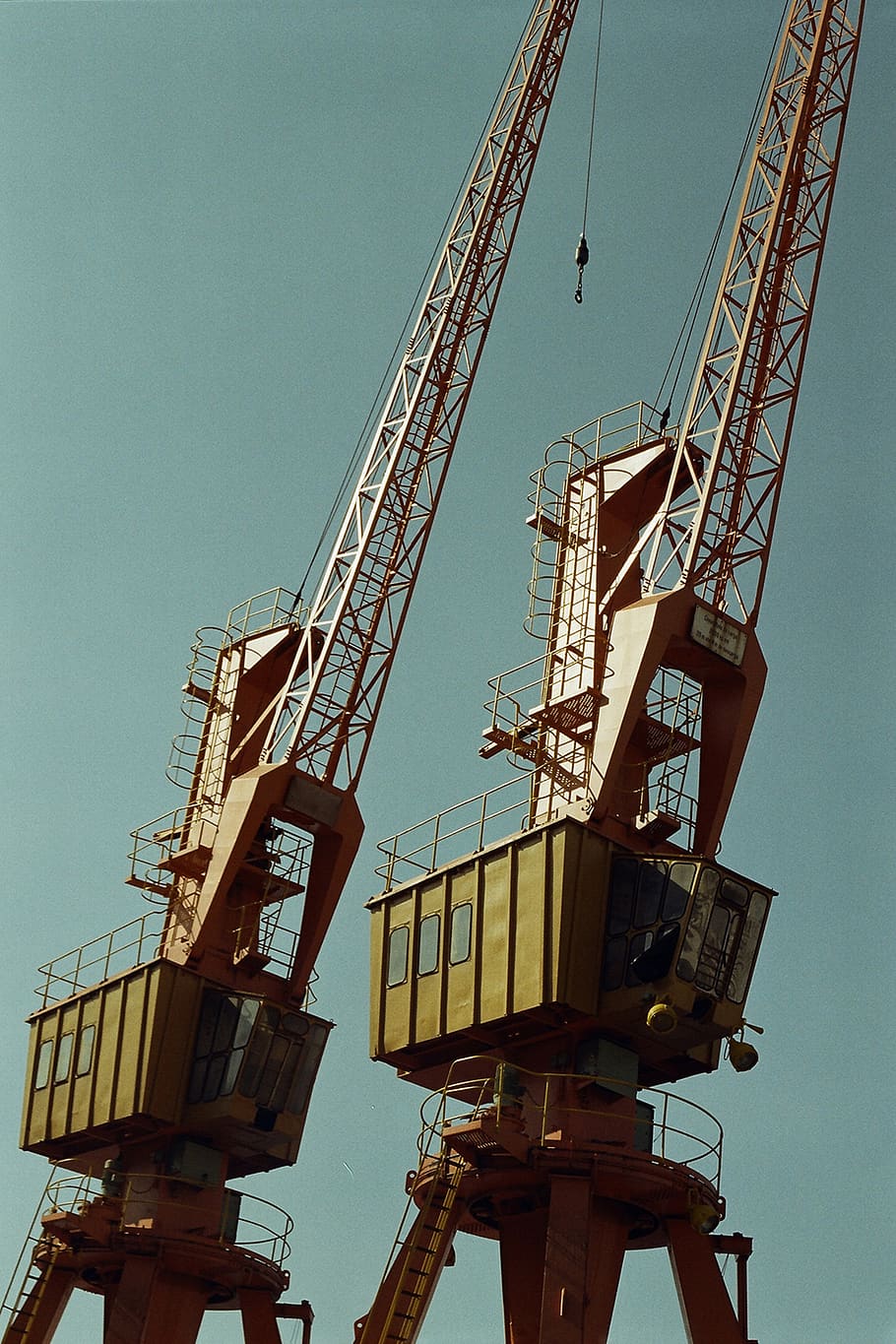 baix, foto d'angle, grues de torre, grues, perspectiva, grua - maquinària de construcció, vista d’angle baix, maquinària, indústria, cel, cel clar, industria de la construcció, dia, naturalesa, arquitectura, lloc de construcció, desenvolupament, cap gent, estructura construïda, a l'aire lliure, incomplet, maquinària de construcció, metall, grua, equips de construcció, 2K