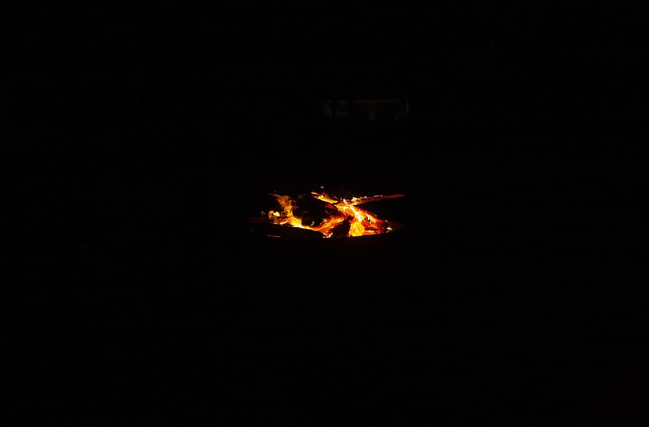fuoco, fiamma, falò, fuoco di bivacco, estate, ardente, ceppo, pozzo del fuoco, focolare, silhouette, camino, in casa, avventura, attività ricreative, natura, natura selvaggia, all'aperto, vita notturna, cuscino, calice, fuoco - fenomeno naturale, calore - temperatura, notte, copia spazio, nessuno, movimento, legna, raggiante, buio, sfondo nero, illuminato, colore arancione, campeggio, 2K