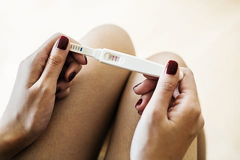 ulykke, baby, kontrol, apparat, forventer, kvinde, frugtbar, frugtbarhed, hænder, lykke, lykkelig, bedrift, livsstil, linje, kærlighed, barsel, mor, moderskab, nyheder, forælder, forældreskab, positiv, graviditet, gravid, stribe, menneskelig hånd, hånd, menneskelig kropsdel, en person, indendørs, sundhedspleje og medicin, voksen, tæt på, medicinsk test, studio skud, sprøjte, skarp, blod, medicinske forsyninger, fokus på forgrunden, blodprøve, kropsdel, nål, humant blod, beige baggrund, indsprøjtning, søm, finger, 4K, CC0, offentligt domæne, royaltyfrie