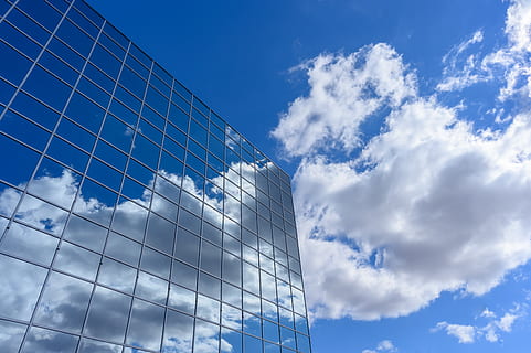 Vorhangfassade, klar, Blau, Himmel, Architekturdesign, die Architektur, Gebäude, Wolken, zeitgemäß, Innenstadt, Außen, futuristisch, Glas, Glasfenster, hoch, Froschperspektive, modern, Büro, Perspektive, Reflexion, Wolkenkratzer, höchste, städtisch, Fenster, wolke - himmel, Gebäudehülle, gebaute Struktur, Natur, Flachwinkelansicht, Stadt, keine Leute, Bürogebäude außen, Glas - Material, draußen, Tag, Umweltschutz, Sonnenlicht, große Höhe, 5K, CC0, gemeinfrei, lizenzfrei