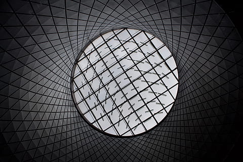 optische Täuschung, Gebäude, Kreis, Decke, abstrakt, die Architektur, modernes Design, grau, Schwarz und weiß, Stadt, städtisch, Quadrat, Muster, U-Bahnstation, monoton, john st, Barclays Center, U-Bahn, New York, Linie, Hintergründe, schwarze Farbe, Gitter, stehlen, modern, Geometrische Figur, Illustration, Metall, Reflexion, Kugel, Design, gestalten, Glas - Material, Symbol, futuristisch, gebaute Struktur, keine Leute, Maschendraht, dreidimensionale Form, 5K, CC0, gemeinfrei, lizenzfrei