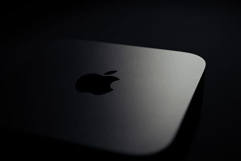 počítač, telefon, elektronika, pták, zvíře, mobilní telefon, myš, Hardware, jablko, světlo, Černá, Šedá, minimální, temný, mac mini, tech, mac, podnikání, loga, stín, nikdo, uvnitř, stůl, studio shot, detail, černé pozadí, vysoký úhel pohledu, kopie prostor, silueta, Černá barva, jeden objekt, tajemství, volnočasové aktivity, Příroda, štěstí, temná místnost, zaměřit se na stín, 8K, CC0, veřejná doména, bez autorských práv