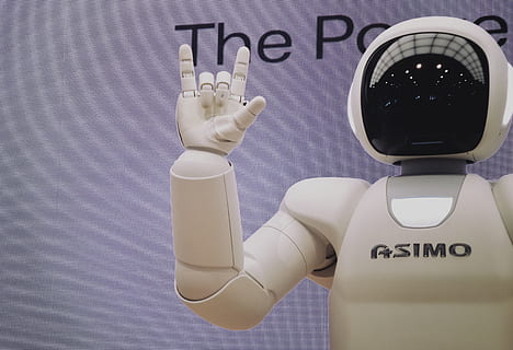 robot asimo, signe de la main, main, La technologie, métal, humanoïde, artificiel, futur, klaxon, asimo, Android, robot, signe, gris, cyber, fier, robotique, pièce, ai, à l'intérieur, fermer, représentation humaine, personne, représentation, la communication, couleur blanche, texte, lien, nature morte, santé et médecine, forme, équipement, journée, conception, construction de murs, écriture occidentale, équipement médical, 5K