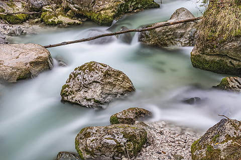 stroom, mos, bedekt, rotsen, dag, rots, fabriek, flora, onkruid, rivier-, ramsauer pijn, Duitsland, lange blootstelling, rotsachtige rivier, streaming, water, kreek, buitenshuis, lopend water, stromend water, boomstronk, berg-, Alpen, natuur, rock - object, solide, scenics - natuur, schoonheid in de natuur, geen mensen, kalmte, beweging, land-, stroom - stromend water, wazig beweging, rustige scène, vloeiende, 5K, CC0, publiek domein, royaltyvrij