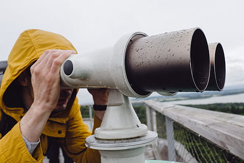 paio, binoculars turístics, aventura, fons, motxilla, motxillers, binocular, binoculars, observació d'aus, caucàsic, ciutat, descobrir, descobriment, paisatge, mirant, masculí, home, naturalesa, panorama, persona, cel, estiu, telescopi, a través, turisme, turista, viatjar, viatger, vacances, vista, jove, una persona, indústria, protecció, industria de la construcció, homes, tub de tub, centrar-se en primer pla, a l'aire lliure, aigua, dia, roba de treball protectora, treball, ocupació, seguretat, celebració, lloc de construcció, roba, part del cos humà, eina de treball, caputxa - roba, 4K, CC0, domini públic, lliure de regalies