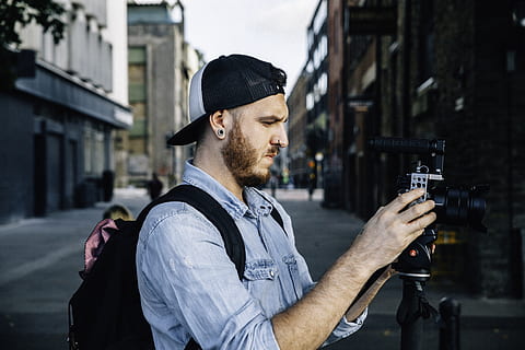 Mann, mit, schwarz, DSLR-Kamera, Mensch, Person, bekleidung, Hut, Kleidung, Fotograf, Bristol, Großbritannien, Kamera, Stadt, Dorf, Metropole, Gebäude, Stadt, städtisch, Elektronik, Stativ, Deckel, Fotografie, Foto, Videokamera, eine Person, junge Männer, junger Erwachsener, Taille hoch, echte Menschen, Bart, suchen, halten, die Architektur, Lebensstile, Wegschauen, Gesichtsbehaarung, Besetzung, Legere Kleidung, Männer, Erwachsene, 5K, CC0, gemeinfrei, lizenzfrei