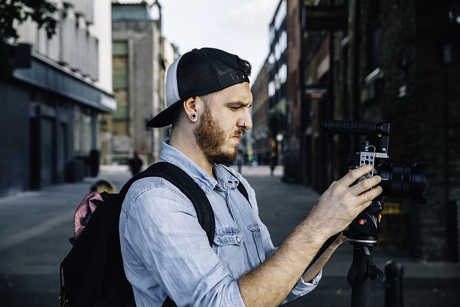 Mann, mit, schwarz, DSLR-Kamera, Mensch, Person, bekleidung, Hut, Kleidung, Fotograf, Bristol, Großbritannien, Kamera, Stadt, Dorf, Metropole, Gebäude, Stadt, städtisch, Elektronik, Stativ, Deckel, Fotografie, Foto, Videokamera, eine Person, junge Männer, junger Erwachsener, Taille hoch, echte Menschen, Bart, suchen, halten, die Architektur, Lebensstile, Wegschauen, Gesichtsbehaarung, Besetzung, Legere Kleidung, Männer, Erwachsene, 5K