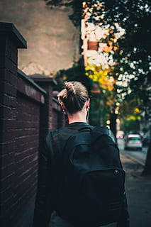 mochila negra, arquitectura, estructura construida, vista trasera, una persona, exterior del edificio, gente real, cintura para arriba, estilos de vida, centrarse en primer plano, edificio, en pie, ciudad, actividad de ocio, al aire libre, coche, calle, hombres, Vehículo de motor, naturaleza, contemplación, 4K, CC0, dominio público, libre de derechos