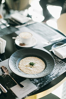 rundă, negru, ceramică, farfurie, umplut, alimente, mic dejun, cafea, ceașcă, mese, băutură, mancare si bautura, prospeţime, masa, în interior, nici o persoana, ustensile de bucatarie, vedere în unghi mare, natură moartă, gata să mănânce, a închide, mănâncă ustensile, echipamente de uz casnic, mâncat sănătos, bunăstare, selectiv, pregătirea alimentelor, masă, castron, faianță, 4K, CC0, domeniu public, fără drepturi de autor