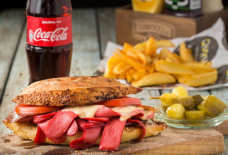 a închide, fotografie, chiflă, felii, cârnat, slănină, topit, brânză, fundal neclar, sticla, pâine, Coca Cola, delicios, alimente, cartofi prăjiți, șuncă, de casă, masă, carne, murături, sandwich, seminte de susan, gustos, roșii, yummy, mancare si bautura, prospeţime, fast food, gata să mănânce, să se concentreze asupra primelor elemente, fruct, mâncări nesănătoase, Burger, vegetal, masa, nici o persoana, zi, natură moartă, text, gustare, hamburger, sticlă, 5K, CC0, domeniu public, fără drepturi de autor