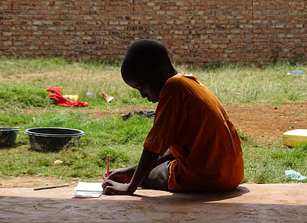 anak laki-laki, penulisan, notes, manusia, orang, orang-orang, uganda, kampala, sekolah, anak-anak, penuh warna, fokus, panti asuhan, konsentrasi, Afrika, pendidikan, fantasi, pagar, menanam, flora, satu orang, orang sungguhan, duduk, bata, hari, gaya hidup, laki-laki, pakaian kasual, komunikasi, dinding, dinding bata, tampilan samping, memegang, anak, kegiatan waktu luang, teknologi nirkabel, penuh, di luar rumah, teknologi, 4K, CC0, domain publik, bebas royalti