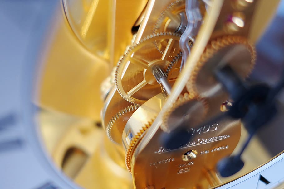 rellotge, moviment, equipament, temps, indicador de temps, engranatges, mecanisme, mecànic, tecnologia, temps de, mecànica, punter, transmissió, metall, primer pla, cap gent, groc, a l'interior, maquinària, enfocament selectiu, color daurat, part de la màquina, industria del cinema, indústria, natura morta, nombre, fet per l'home, objectes fets per l’home, cultura i entreteniment artístic, precisió, luxe, 5K