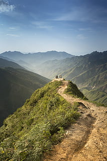 mennesker, stående, klint, skyer, dagslys, miljø, græs, grøn, høj, vandrere, landskab, bjergvandring, bjergkæde, bjerge, natur, udendørs, naturskøn, syn, himmel, sti, bjerg, rolig scene, scenics - natur, skønhed i naturen, ro, ikke-urbane scene, plante, grøn farve, dag, ingen mennesker, idyllisk, sky - himmel, sollys, fjern, jord, rullende landskab, 5K, CC0, offentligt domæne, royaltyfrie