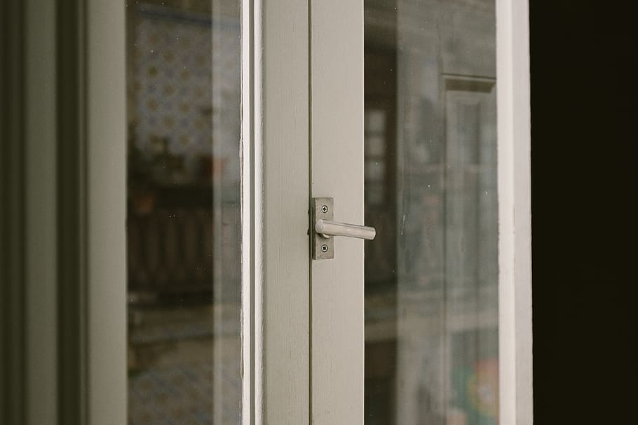 finestra de vidre transparent, porto, porta, portugal, gestionar, mínim, reflexió, casa, primer pla, vidre, finestra, arquitectura, porta plegable, porta corredissa, begudes, beure, fons de pantalla, fotografia mínima, foto, entrada, seguretat, protecció, bloqueig, cap gent, vidre - material, tancat, a l'interior, perilla, transparent, dia, metall, maneta, edifici, pestell, 5K
