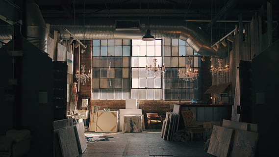 tomt lukket rom, lager, Kunst, Lincoln County, forente stater, bygning, lerret, studio, vindu, møbler, sofa, garasje, rot, ting, interiør, rotete, vent, innendørs, kunstner, interiørdesign, spisestue, hjemlige rom, arkitektur, industri, ingen folk, fabrikk, virksomhet, bygget struktur, stol, tre - materiale, sete, dag, fravær, mat og drikke industri, forlatt, tømme, 5K, CC0, offentlig domene, opphavsrett gratis