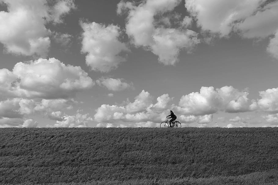 Països Baixos, marken, núvol - cel, cel, terra, persones reals, una persona, camp, paisatge, naturalesa, dia, medi ambient, activitat d'oci, estils de vida, bicicleta, homes, passeig, muntar a cavall, transport, escenics - natura, esport, a l'aire lliure, 4K