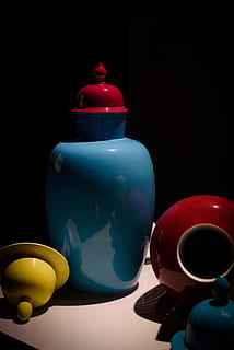 argila, fet a mà, material, objecte, decoració, peça, vermell, natura morta, a l'interior, taula, beure, fons negre, primer pla, tassa, menjar i beguda, tir de l'estudi, contenidor, cap gent, refresc, grup d'objectes, blau, multicolor, tassa de cafè, reflexió, ceràmica, vaixella, 5K, CC0, domini públic, lliure de regalies